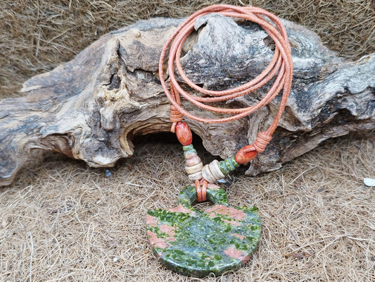 Unakit Stein mit Ziegenlederband - Handgefertigtes Schmuckstück